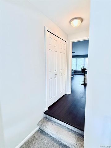 7288 Simsbury Dr. Drive 24, West Bloomfield, MI 48322