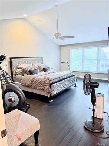 7288 Simsbury Dr. Drive 24, West Bloomfield, MI 48322