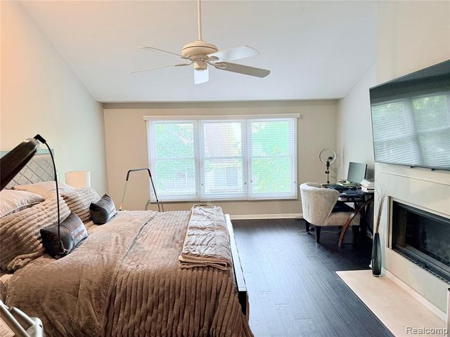 7288 Simsbury Dr. Drive 24, West Bloomfield, MI 48322