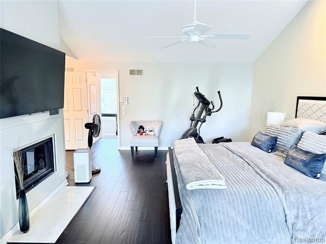 7288 Simsbury Dr. Drive 24, West Bloomfield, MI 48322