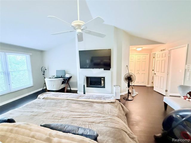 7288 Simsbury Dr. Drive 24, West Bloomfield, MI 48322