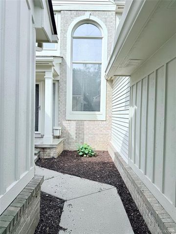 7288 Simsbury Dr. Drive 24, West Bloomfield, MI 48322