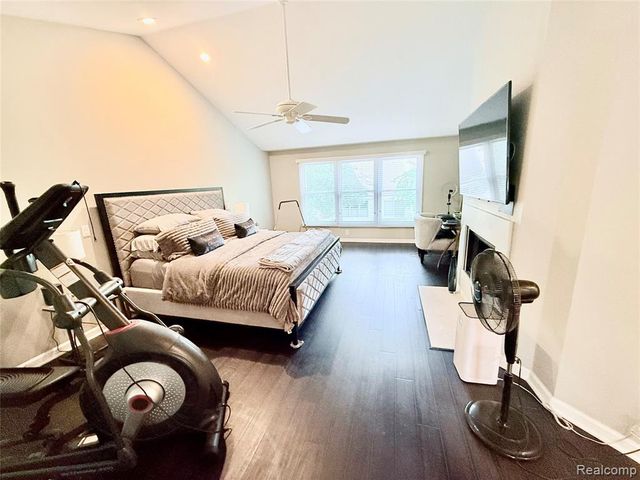 7288 Simsbury Dr. Drive 24, West Bloomfield, MI 48322