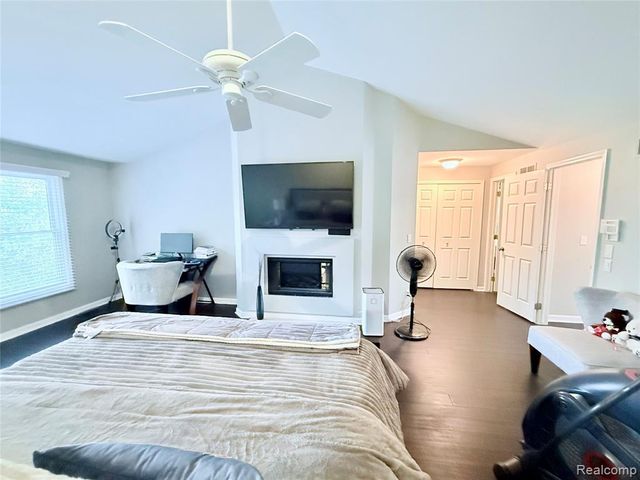 7288 Simsbury Dr. Drive 24, West Bloomfield, MI 48322