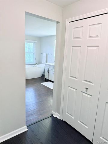 7288 Simsbury Dr. Drive 24, West Bloomfield, MI 48322