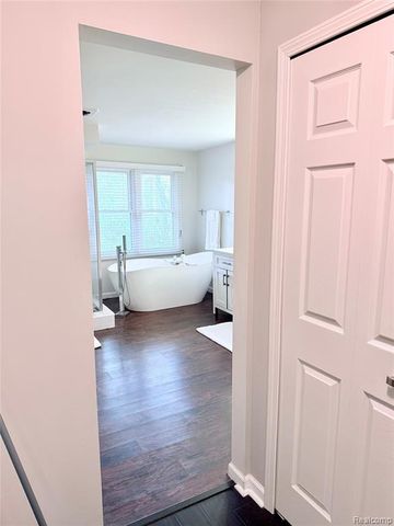 7288 Simsbury Dr. Drive 24, West Bloomfield, MI 48322