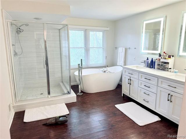 7288 Simsbury Dr. Drive 24, West Bloomfield, MI 48322