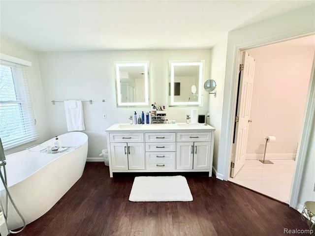 7288 Simsbury Dr. Drive 24, West Bloomfield, MI 48322