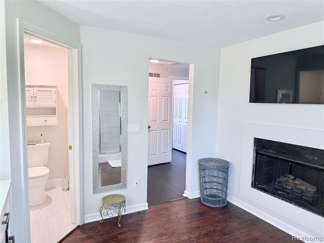 7288 Simsbury Dr. Drive 24, West Bloomfield, MI 48322