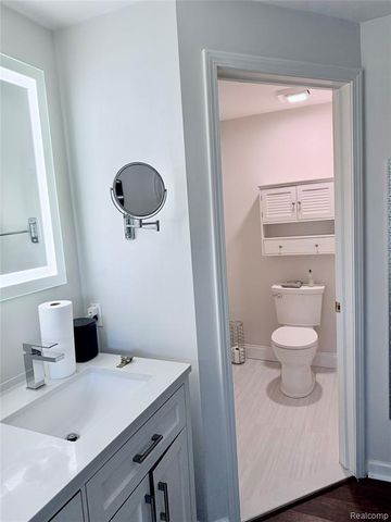 7288 Simsbury Dr. Drive 24, West Bloomfield, MI 48322