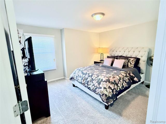 7288 Simsbury Dr. Drive 24, West Bloomfield, MI 48322