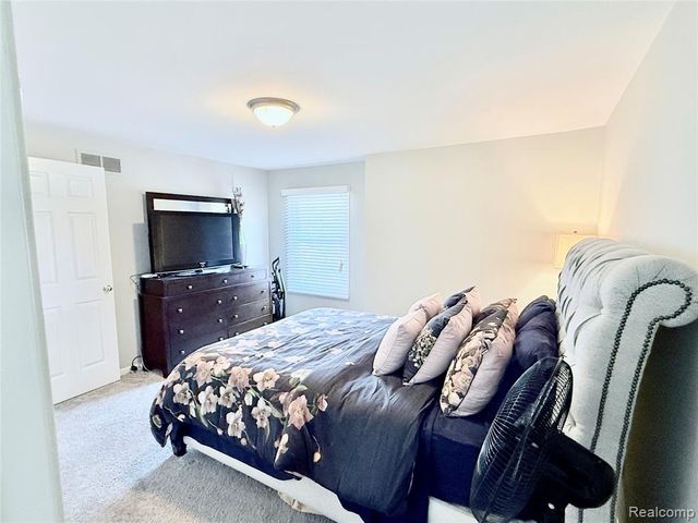 7288 Simsbury Dr. Drive 24, West Bloomfield, MI 48322