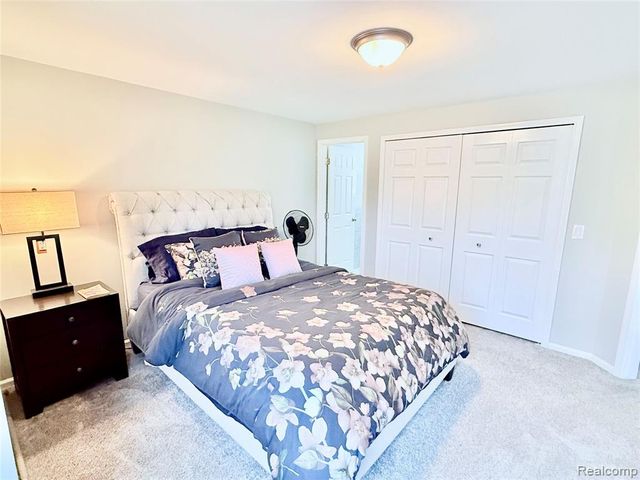 7288 Simsbury Dr. Drive 24, West Bloomfield, MI 48322