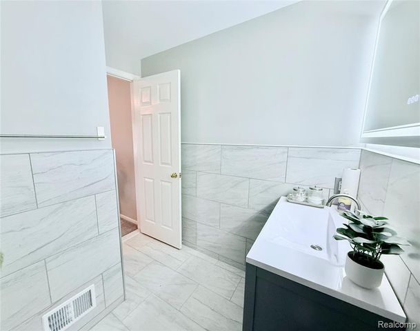 7288 Simsbury Dr. Drive 24, West Bloomfield, MI 48322