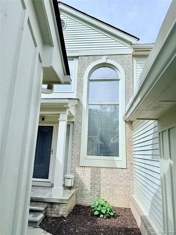 7288 Simsbury Dr. Drive 24, West Bloomfield, MI 48322