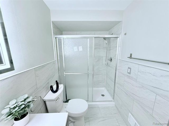 7288 Simsbury Dr. Drive 24, West Bloomfield, MI 48322