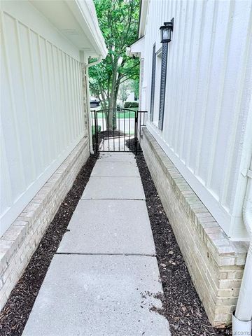 7288 Simsbury Dr. Drive 24, West Bloomfield, MI 48322