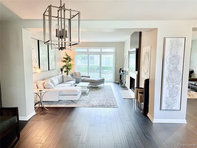 7288 Simsbury Dr. Drive 24, West Bloomfield, MI 48322