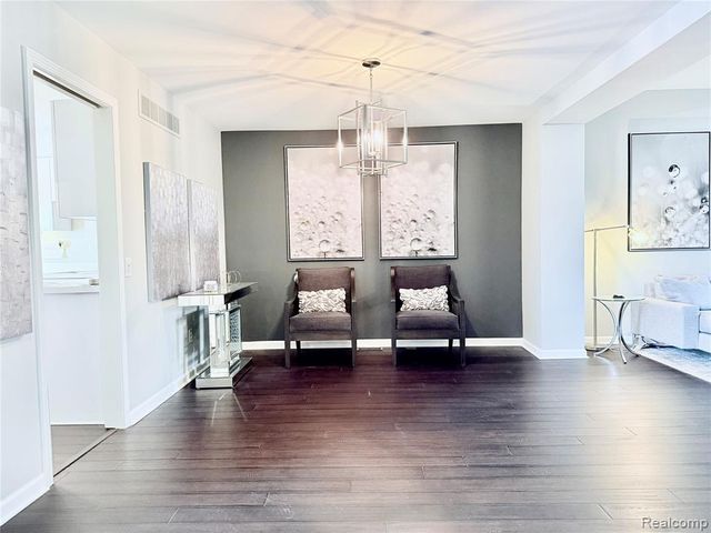 7288 Simsbury Dr. Drive 24, West Bloomfield, MI 48322