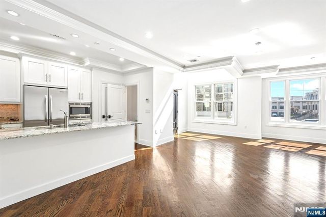 6 Marquis Court, Edgewater, NJ 07020