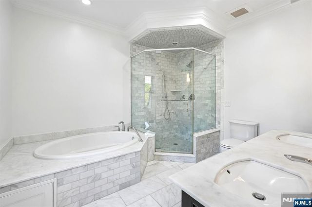 6 Marquis Court, Edgewater, NJ 07020
