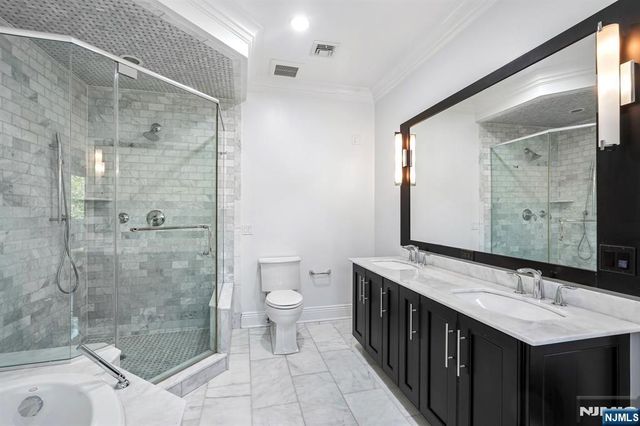 6 Marquis Court, Edgewater, NJ 07020