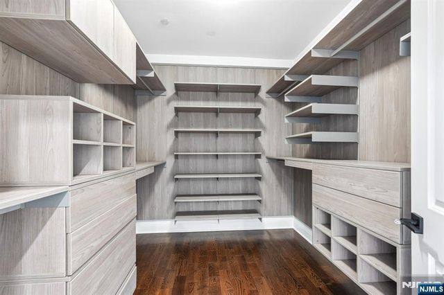 6 Marquis Court, Edgewater, NJ 07020
