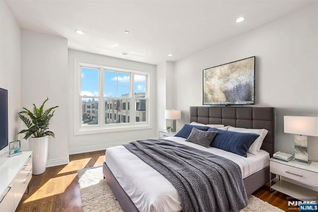 6 Marquis Court, Edgewater, NJ 07020