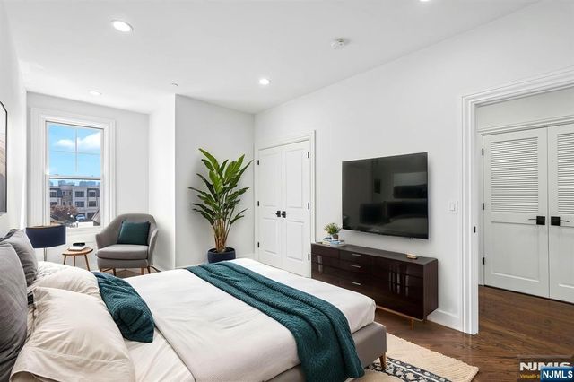 6 Marquis Court, Edgewater, NJ 07020