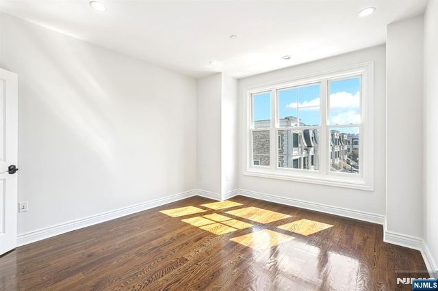 6 Marquis Court, Edgewater, NJ 07020