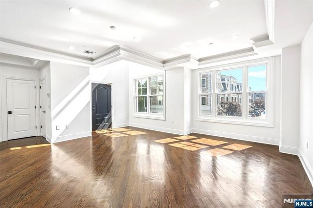 6 Marquis Court, Edgewater, NJ 07020