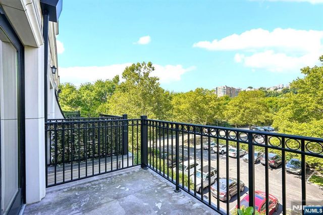 6 Marquis Court, Edgewater, NJ 07020