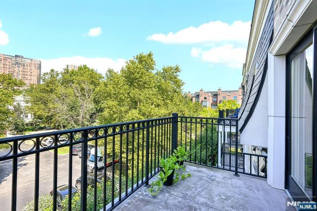 6 Marquis Court, Edgewater, NJ 07020