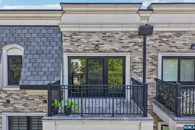 6 Marquis Court, Edgewater, NJ 07020