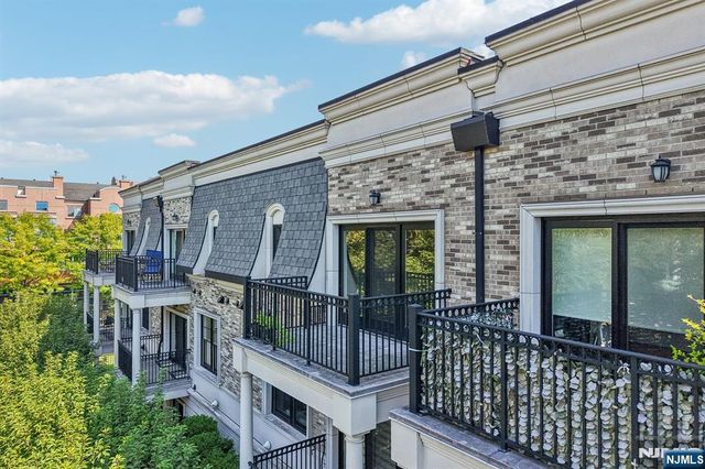 6 Marquis Court, Edgewater, NJ 07020