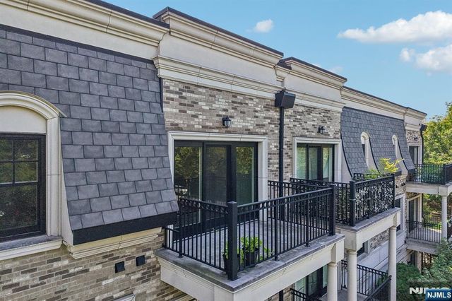 6 Marquis Court, Edgewater, NJ 07020