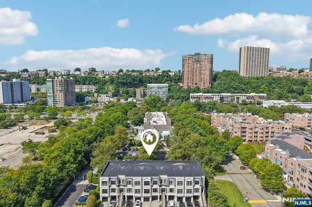 6 Marquis Court, Edgewater, NJ 07020