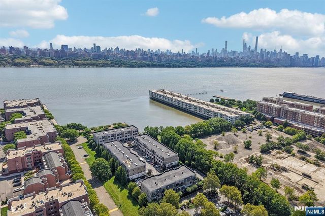 6 Marquis Court, Edgewater, NJ 07020