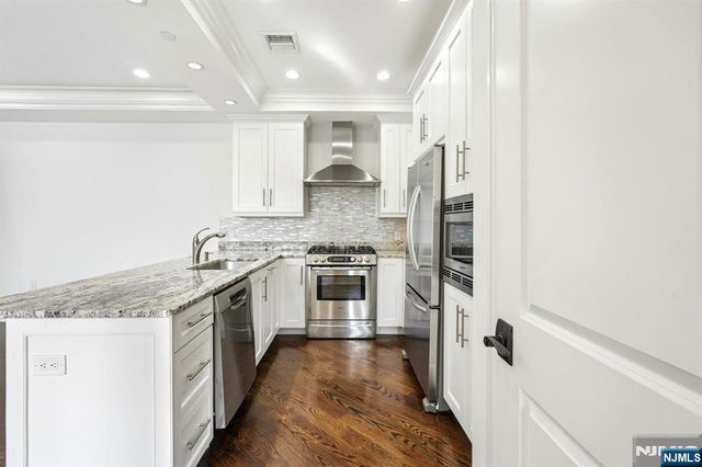 6 Marquis Court, Edgewater, NJ 07020