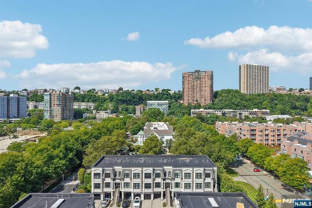 6 Marquis Court, Edgewater, NJ 07020