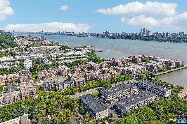 6 Marquis Court, Edgewater, NJ 07020