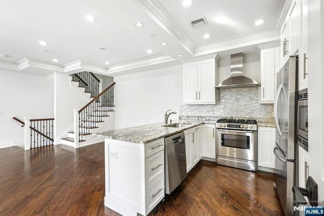 6 Marquis Court, Edgewater, NJ 07020