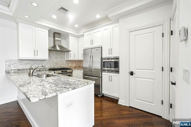 6 Marquis Court, Edgewater, NJ 07020