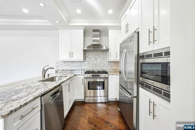 6 Marquis Court, Edgewater, NJ 07020