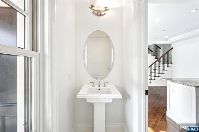 6 Marquis Court, Edgewater, NJ 07020