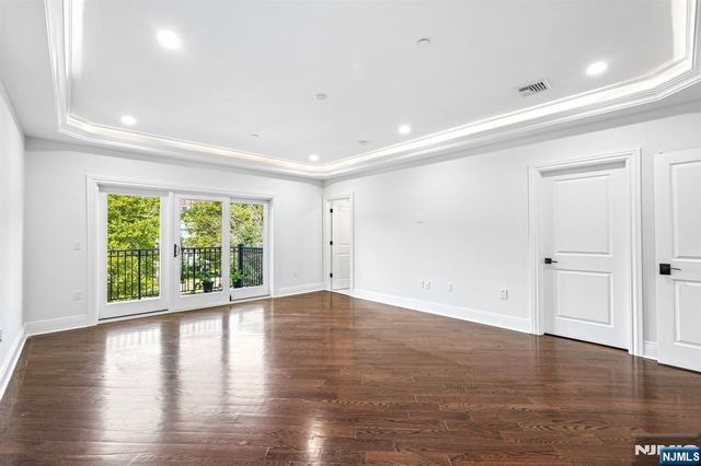 6 Marquis Court, Edgewater, NJ 07020