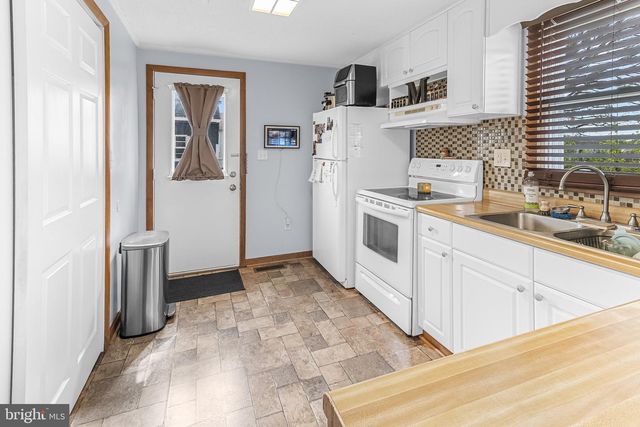 1570 NADENBOUSCH LN, Inwood, WV 25428