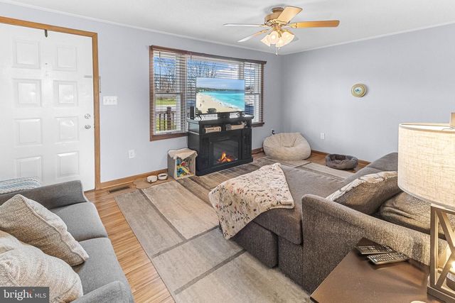 1570 NADENBOUSCH LN, Inwood, WV 25428