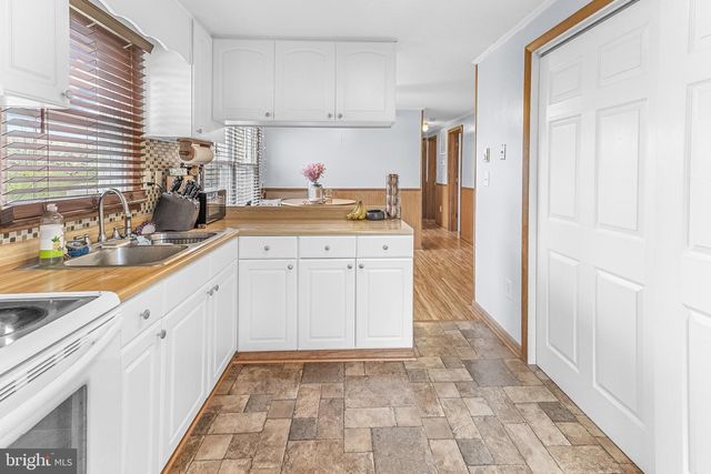 1570 NADENBOUSCH LN, Inwood, WV 25428