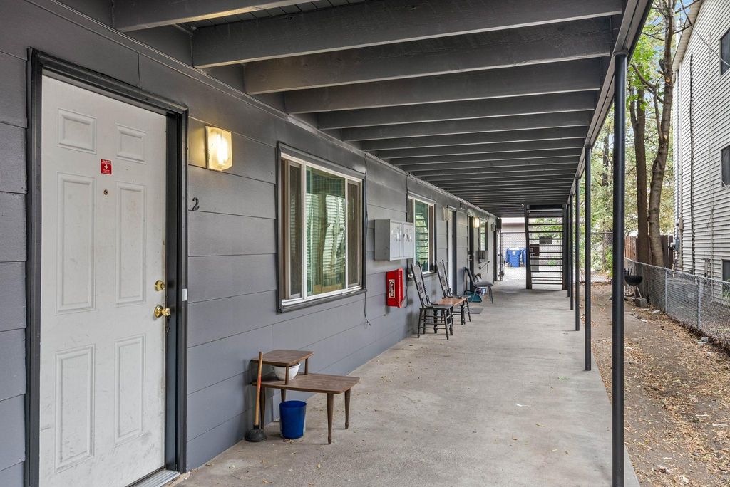 943 E Augusta Ave, Spokane, WA 99207 photo 4